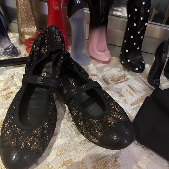 Super Rare - Chanel Cap Toe Ballet/Ballerina Flats w/new Chanel Shoe Bands!!!! - Picture 3 of 16